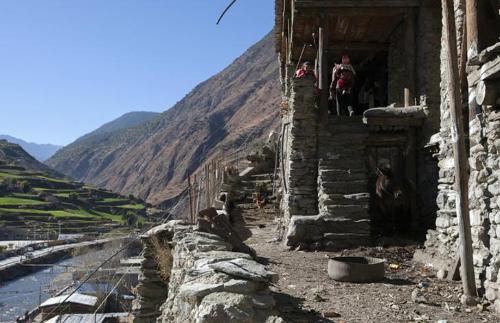The ancient village at junction of Sichuan and Yunnan has been isolated from world for 300 years. The roofs of entire village are connected, and each household is connected.
