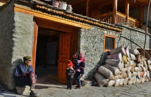 The ancient village at junction of Sichuan and Yunnan has been isolated from world for 300 years. The roofs of entire village are connected, and each household is connected.
