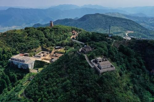 It's a pity to miss one of top 10 mountains in Zhejiang The scenery on top of mountain is beautiful