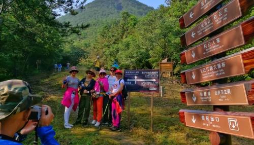 It's a pity to miss one of top 10 mountains in Zhejiang The scenery on top of mountain is beautiful