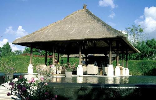 Hainan is most suitable small town for wintering after retirement. Beautiful scenery and low prices. It has become a new choice for retirement.