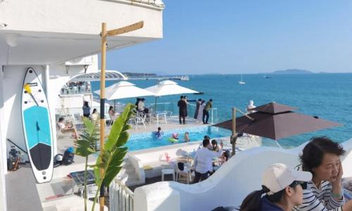 Hainan is most suitable small town for wintering after retirement. Beautiful scenery and low prices. It has become a new choice for retirement.