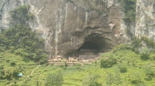 Naturally formed "pit yard", villagers are self-sufficient and live like in paradise.
