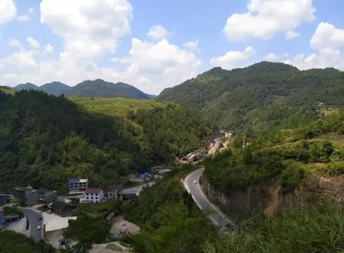 Naturally formed "pit yard", villagers are self-sufficient and live like in paradise.