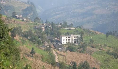Naturally formed "pit yard", villagers are self-sufficient and live like in paradise.