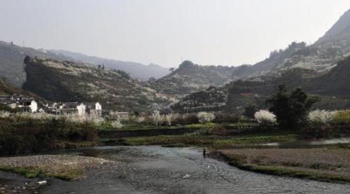 Naturally formed "pit yard", villagers are self-sufficient and live like in paradise.