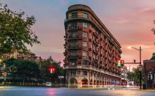In Shanghai, there is an old-fashioned 100-year-old apartment called "Giant Recumbent Wheel" that costs more than 120,000 per square meter.