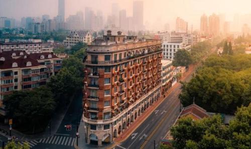 In Shanghai, there is an old-fashioned 100-year-old apartment called "Giant Recumbent Wheel" that costs more than 120,000 per square meter.