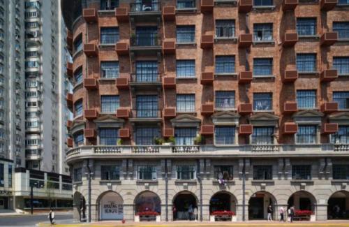 In Shanghai, there is an old-fashioned 100-year-old apartment called "Giant Recumbent Wheel" that costs more than 120,000 per square meter.