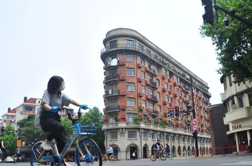 In Shanghai, there is an old-fashioned 100-year-old apartment called "Giant Recumbent Wheel" that costs more than 120,000 per square meter.