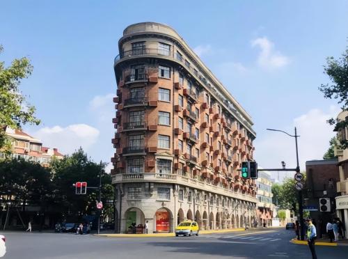 In Shanghai, there is an old-fashioned 100-year-old apartment called "Giant Recumbent Wheel" that costs more than 120,000 per square meter.