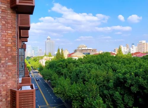 In Shanghai, there is an old-fashioned 100-year-old apartment called "Giant Recumbent Wheel" that costs more than 120,000 per square meter.