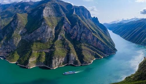 The first bay of Yangtze River in Lijiang, Yunnan Province, since then, Yangtze River has flowed eastward and has become ancestor of Chinese nation.
