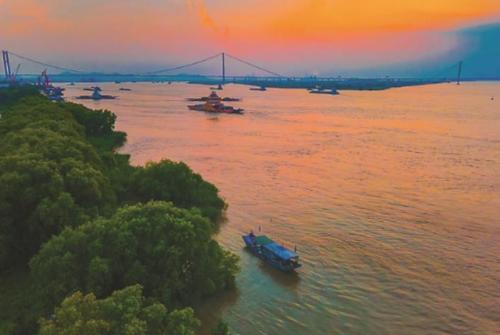 The first bay of Yangtze River in Lijiang, Yunnan Province, since then, Yangtze River has flowed eastward and has become ancestor of Chinese nation.
