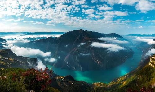 The first bay of Yangtze River in Lijiang, Yunnan Province, since then, Yangtze River has flowed eastward and has become ancestor of Chinese nation.
