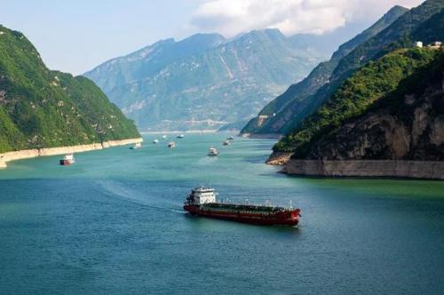 The first bay of Yangtze River in Lijiang, Yunnan Province, since then, Yangtze River has flowed eastward and has become ancestor of Chinese nation.
