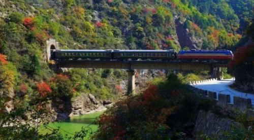 A green leather slow train is suitable for traveling in Shaanxi, minimum fare is 4 yuan, and scenery is beautiful along way.