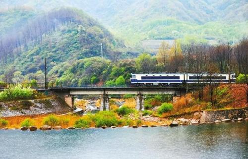 A green leather slow train is suitable for traveling in Shaanxi, minimum fare is 4 yuan, and scenery is beautiful along way.