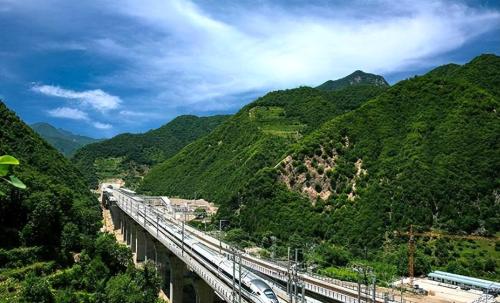 A green leather slow train is suitable for traveling in Shaanxi, minimum fare is 4 yuan, and scenery is beautiful along way.