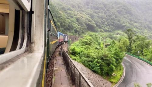 A green leather slow train is suitable for traveling in Shaanxi, minimum fare is 4 yuan, and scenery is beautiful along way.
