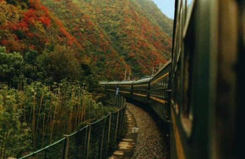 A green leather slow train is suitable for traveling in Shaanxi, minimum fare is 4 yuan, and scenery is beautiful along way.