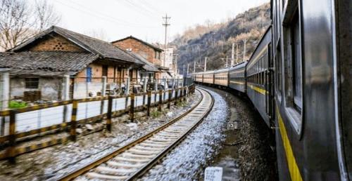 A green leather slow train is suitable for traveling in Shaanxi, minimum fare is 4 yuan, and scenery is beautiful along way.