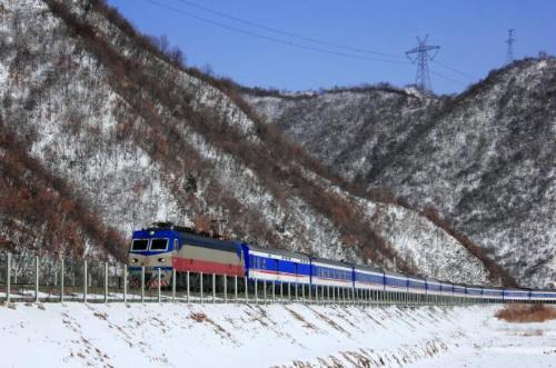 A green leather slow train is suitable for traveling in Shaanxi, minimum fare is 4 yuan, and scenery is beautiful along way.