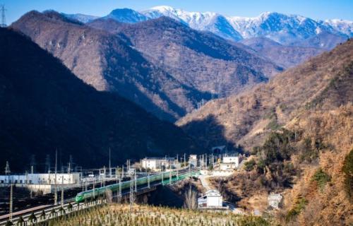 A green leather slow train is suitable for traveling in Shaanxi, minimum fare is 4 yuan, and scenery is beautiful along way.
