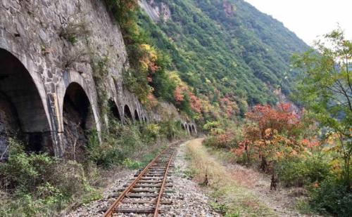 A green leather slow train is suitable for traveling in Shaanxi, minimum fare is 4 yuan, and scenery is beautiful along way.
