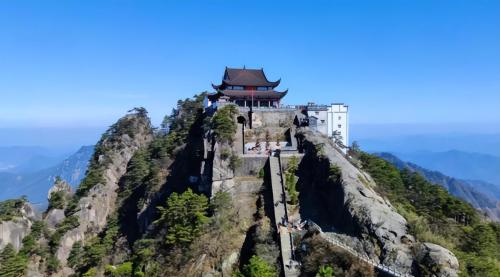 The four famous mountains of Chinese Buddhism, keeping four Bodhisattvas, the surrounding scenery is picturesque and beautiful.