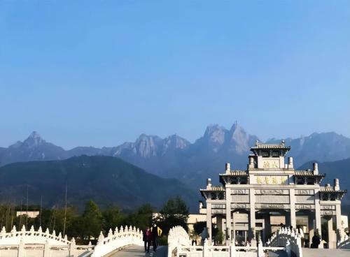 The four famous mountains of Chinese Buddhism, keeping four Bodhisattvas, the surrounding scenery is picturesque and beautiful.