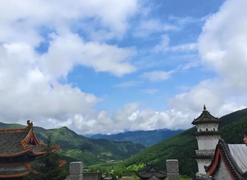 The four famous mountains of Chinese Buddhism, keeping four Bodhisattvas, the surrounding scenery is picturesque and beautiful.