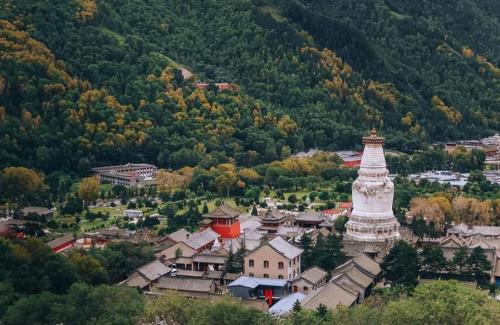 The four famous mountains of Chinese Buddhism, keeping four Bodhisattvas, the surrounding scenery is picturesque and beautiful.