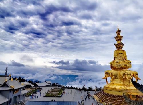 The four famous mountains of Chinese Buddhism, keeping four Bodhisattvas, the surrounding scenery is picturesque and beautiful.
