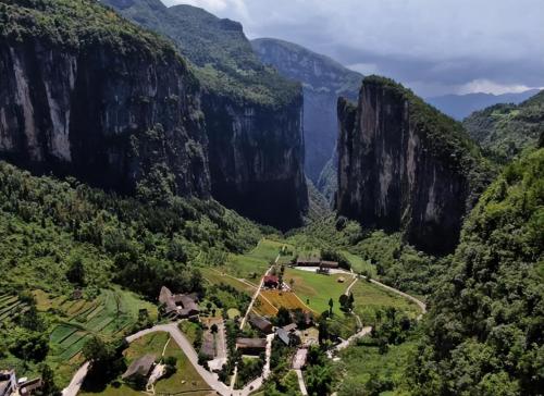 This village in mountains of Chongqing, surrounded by mountains and rivers, was extremely busy six years ago, but now it has become an abandoned village.