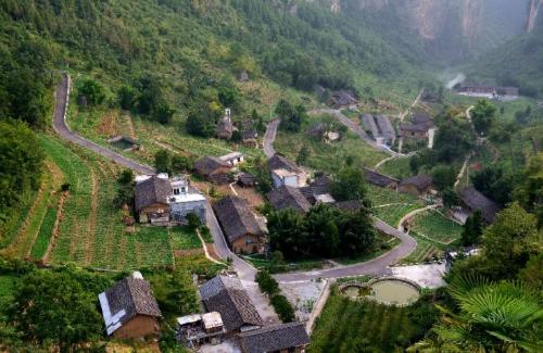 This village in mountains of Chongqing, surrounded by mountains and rivers, was extremely busy six years ago, but now it has become an abandoned village.