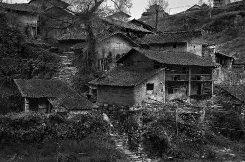 This village in mountains of Chongqing, surrounded by mountains and rivers, was extremely busy six years ago, but now it has become an abandoned village.