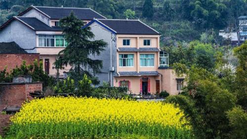 This village in mountains of Chongqing, surrounded by mountains and rivers, was extremely busy six years ago, but now it has become an abandoned village.