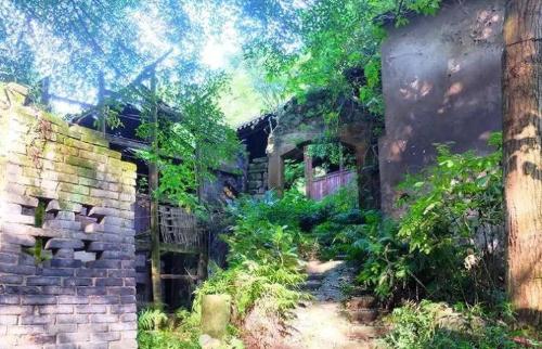 This village in mountains of Chongqing, surrounded by mountains and rivers, was extremely busy six years ago, but now it has become an abandoned village.