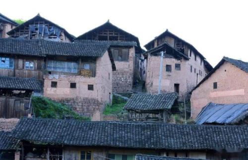 This village in mountains of Chongqing, surrounded by mountains and rivers, was extremely busy six years ago, but now it has become an abandoned village.
