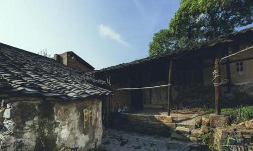 This village in mountains of Chongqing, surrounded by mountains and rivers, was extremely busy six years ago, but now it has become an abandoned village.