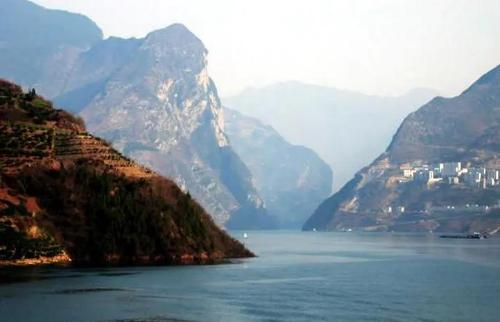 Century Legend cruise, 15 days and 14 nights from Shanghai to Chongqing Sheshui, scenery is beautiful along way