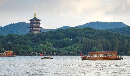 Century Legend cruise, 15 days and 14 nights from Shanghai to Chongqing Sheshui, scenery is beautiful along way