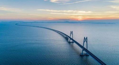 It took three years to build world's longest high-speed rail bridge with a total investment of 30 billion yuan, and scenery is beautiful along the way.
