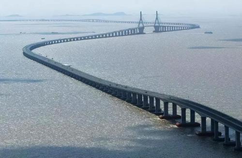 It took three years to build world's longest high-speed rail bridge with a total investment of 30 billion yuan, and scenery is beautiful along the way.
