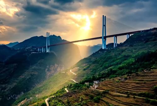It took three years to build world's longest high-speed rail bridge with a total investment of 30 billion yuan, and scenery is beautiful along the way.
