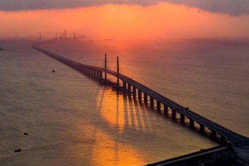 It took three years to build world's longest high-speed rail bridge with a total investment of 30 billion yuan, and scenery is beautiful along the way.
