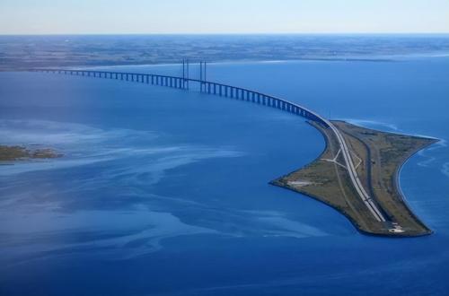 It took three years to build world's longest high-speed rail bridge with a total investment of 30 billion yuan, and scenery is beautiful along the way.
