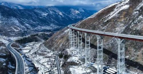 The Yasi Expressway on clouds makes it easy to drive in mountains in southwest, and scenery is beautiful along the way.
