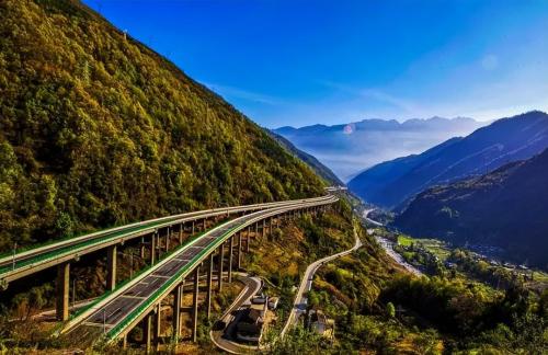 The Yasi Expressway on clouds makes it easy to drive in mountains in southwest, and scenery is beautiful along the way.